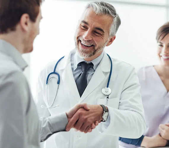 Médico cumprimenta familiar durante acolhimento na clínica de recuperação Vida Nova Prime